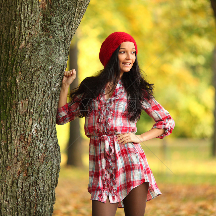 秋季妇女幸福女孩微笑公园女性成人毛衣季节橙子团体图片