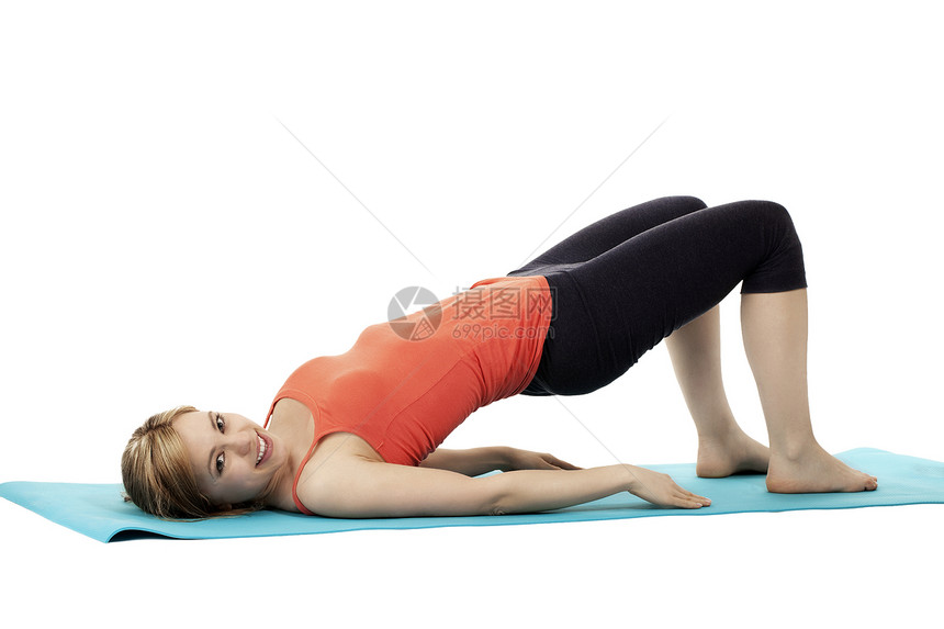 在床垫上运动的健身妇女图片