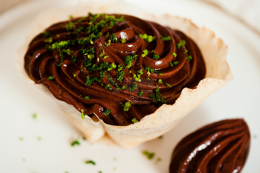 Mousse au 巧克力饼奶油配料面包小吃勺子蛋糕美食鞭打盘子巧克力图片