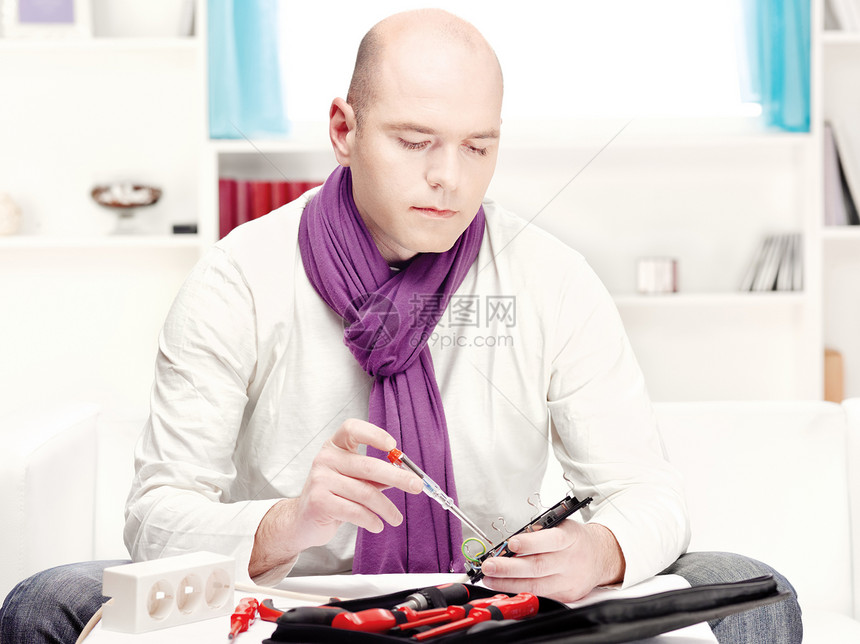 男子在家做小修理思考测试工具电缆桌子沙发维修架子调查窗户图片