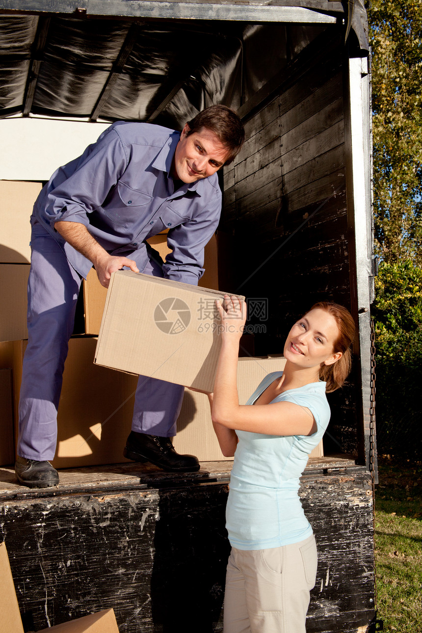 流动卡车拥抱包装合作职业搬迁财产女士工作男性盒子图片