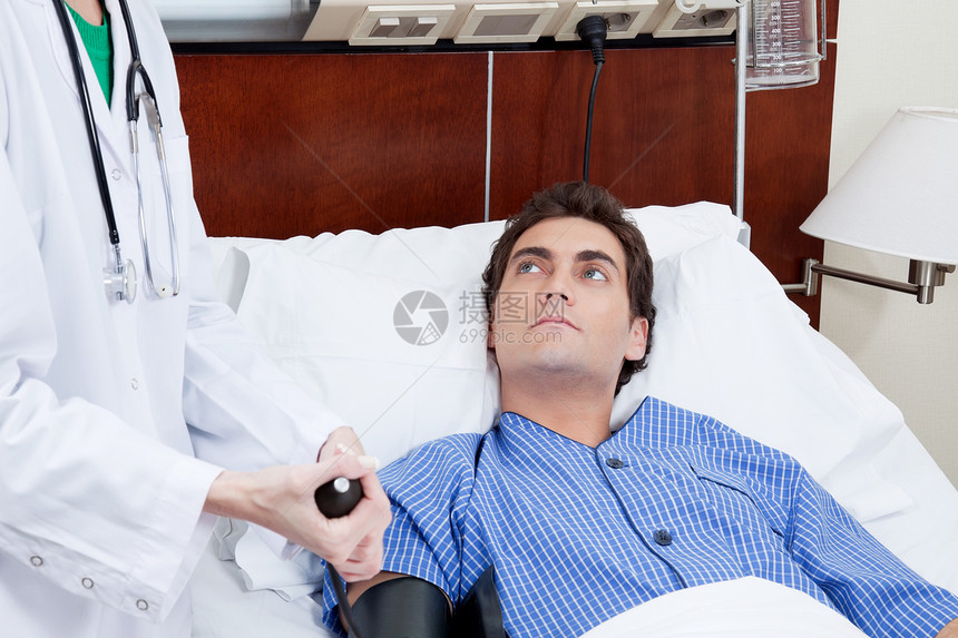 检查病人血压的医生医院成人补给品房间诊断考试男性疾病卫生保健图片