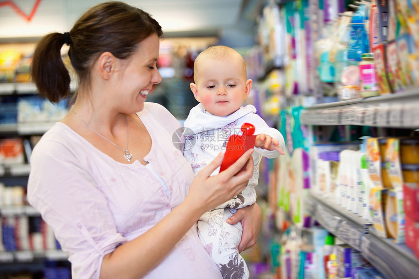 超市与婴儿一起购物的母亲图片