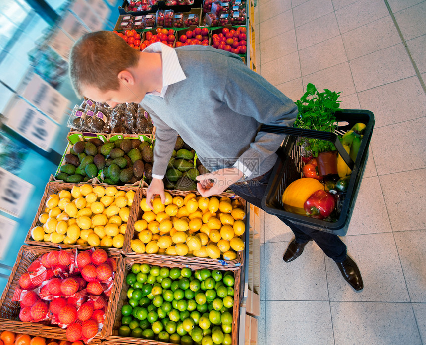 超市男子购买水果男人店铺顾客零售杂货店销售采摘食物市场水平图片