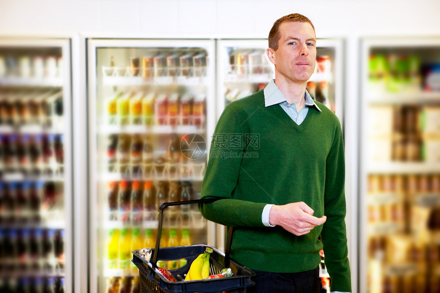 杂货店员成人食物购物者男人部门杂货店购物篮子顾客男性图片