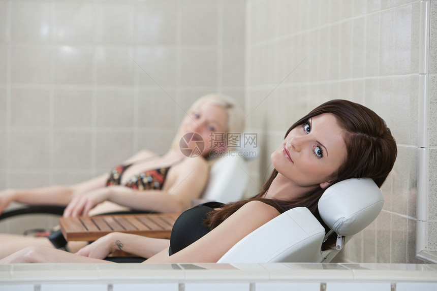 两个漂亮的白种女人在休息图片