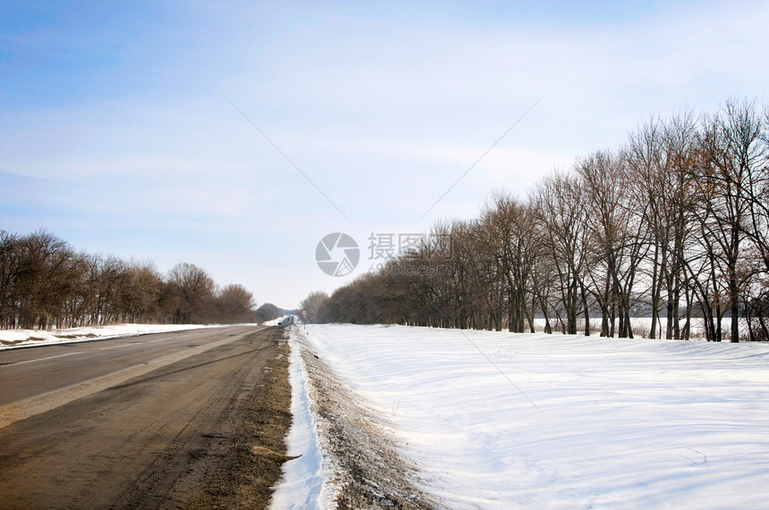 该国的冬季公路;图片