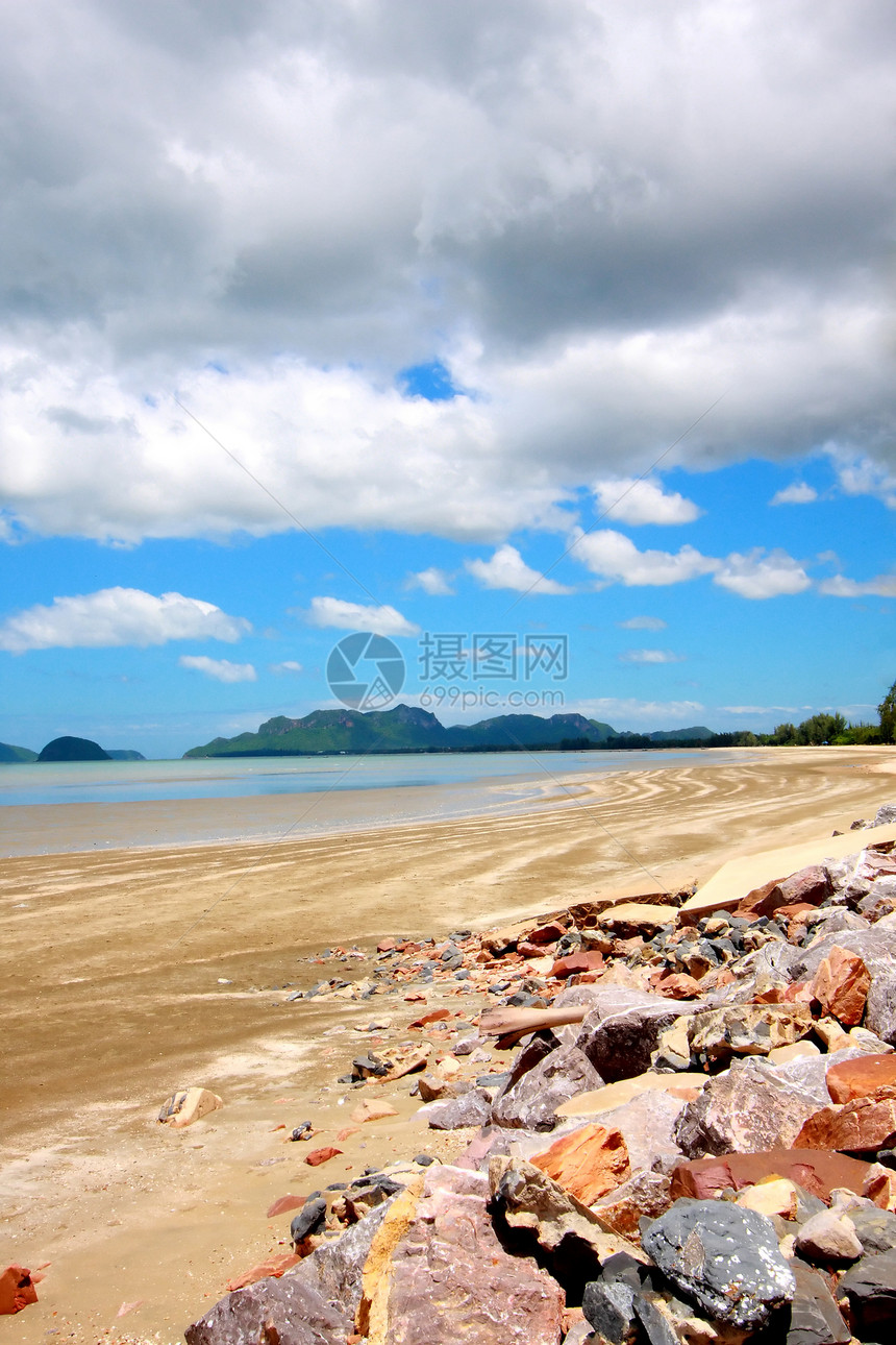 美丽的海滩海洋假期晴天岩石海浪蓝色旅行海岸冲浪阳光图片