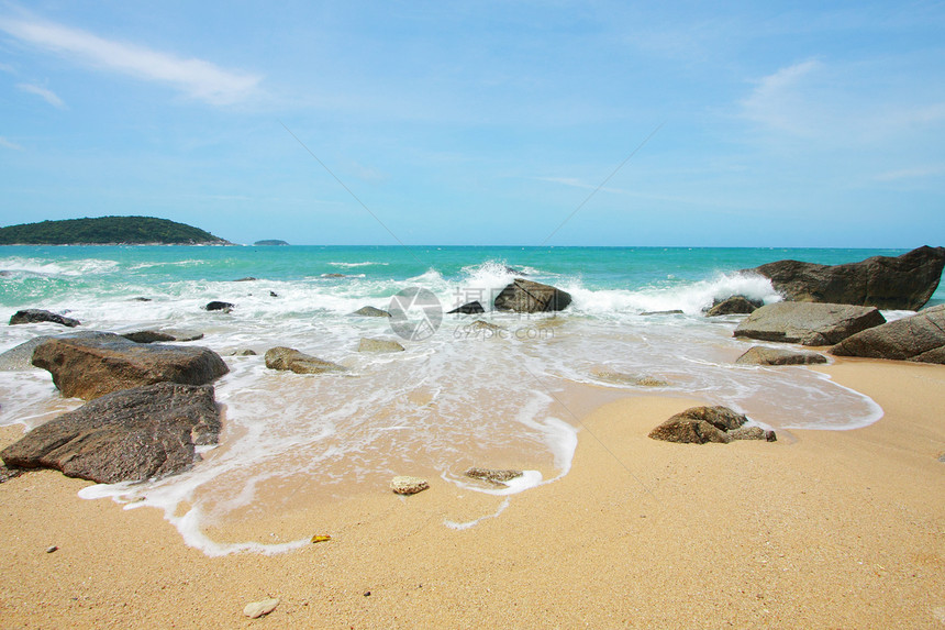 海浪在石碑上破碎力量液体碰撞阳光岩石石头曲线沿海风暴海洋图片