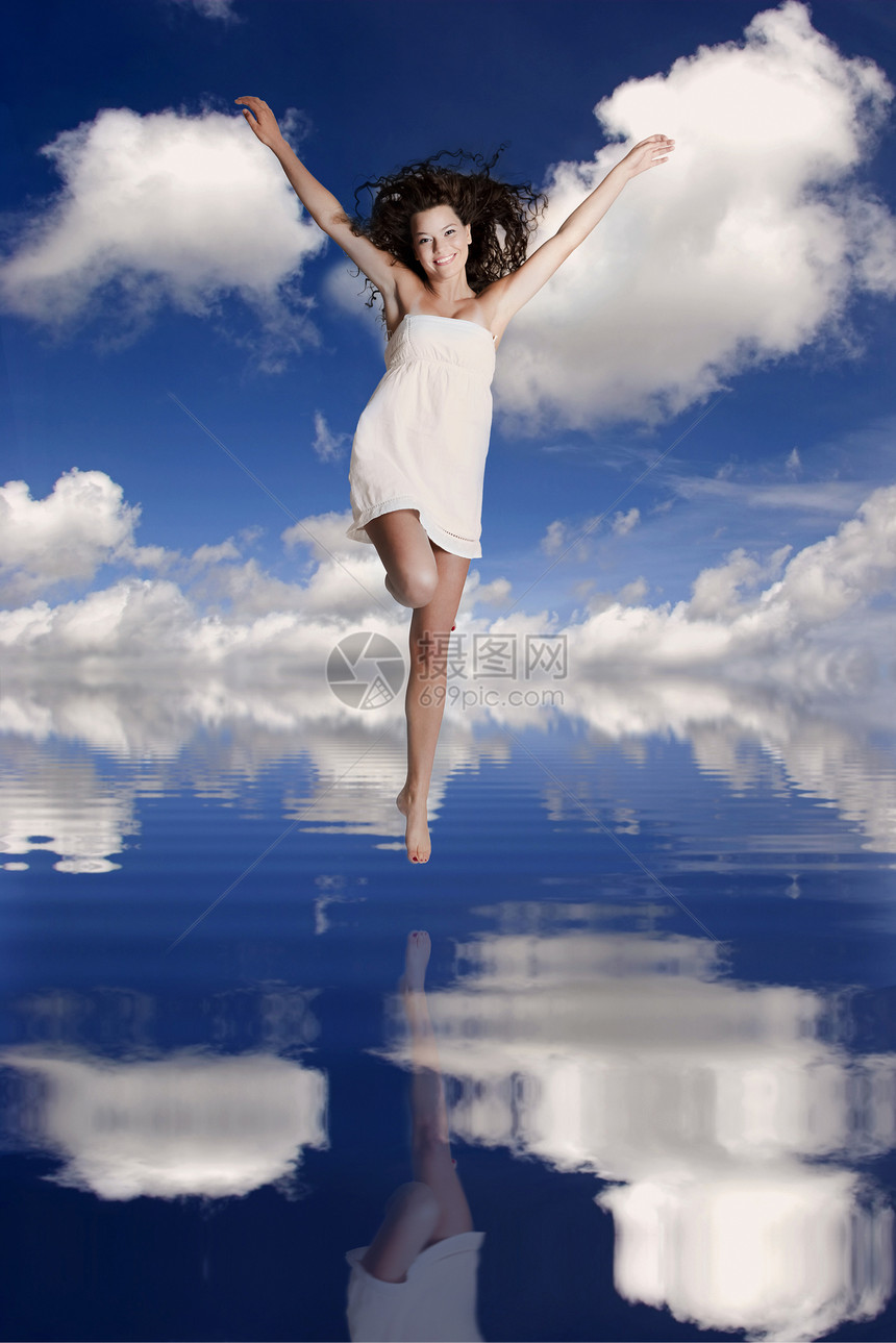 女孩跳过水面图片