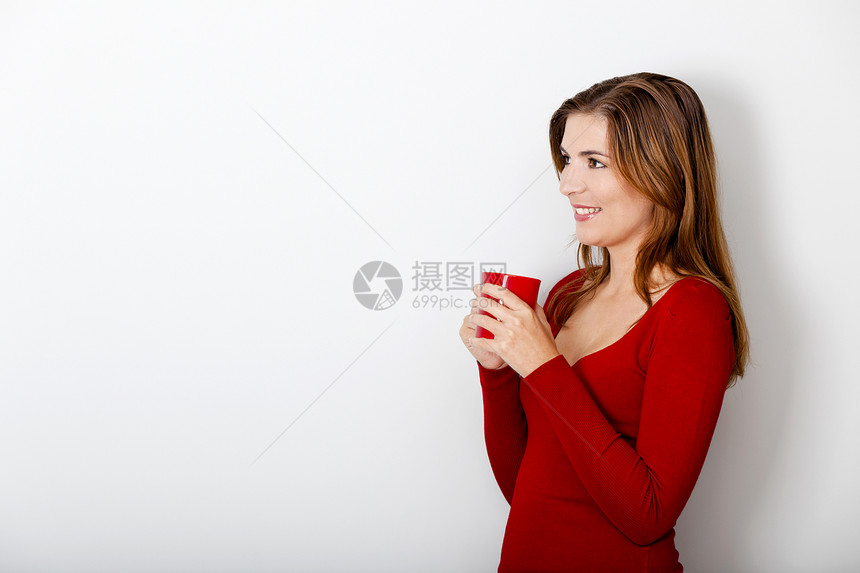 咖啡时间成人女性微笑黑发工作室杯子红色白色快乐女孩图片