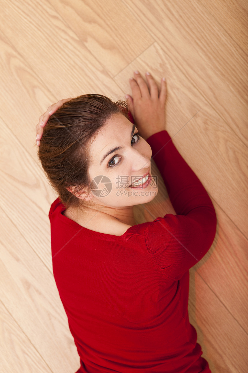 女人躺在地上红色享受快乐幸福乐趣生活黑发成人休息微笑图片