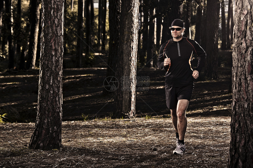 在森林中奔跑火车肌肉闲暇力量慢跑短跑男性身体赛跑者慢跑者图片