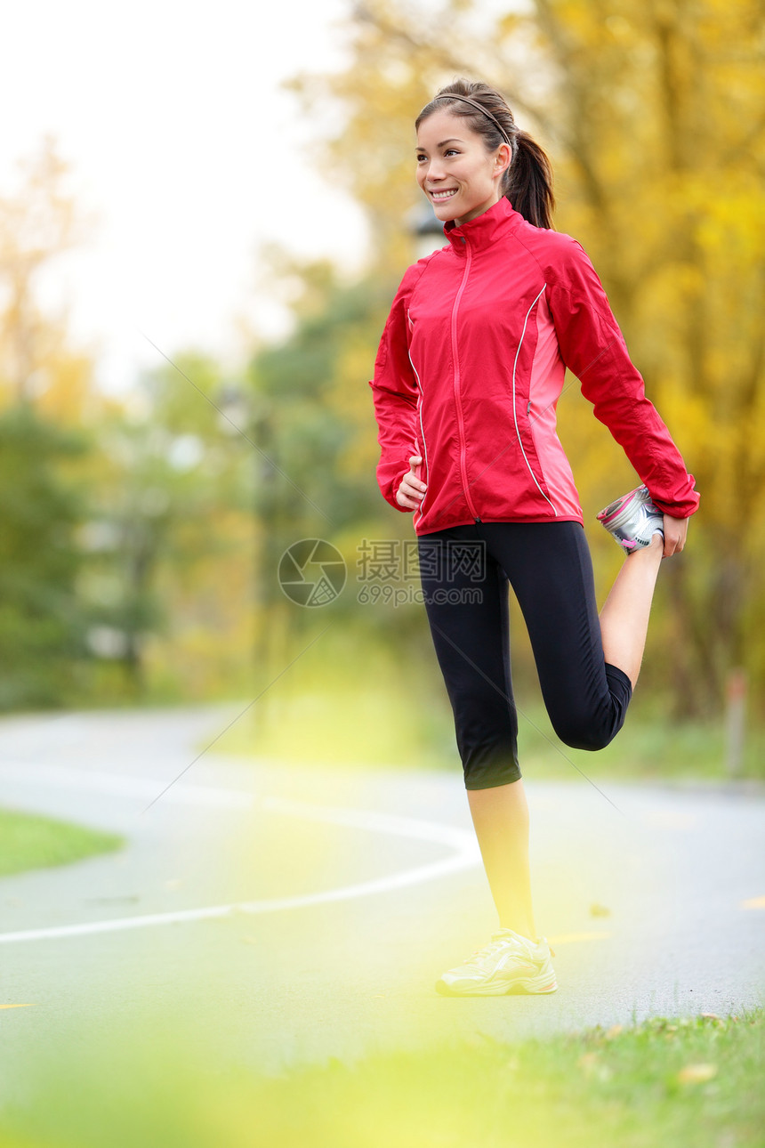 大腿伸大腿的女骑手图片