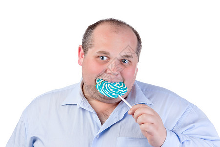 穿蓝衬衫的胖子 吃棒棒糖男性糖果白色男人肥肠胡子快乐成年人冒充衬衫背景图片