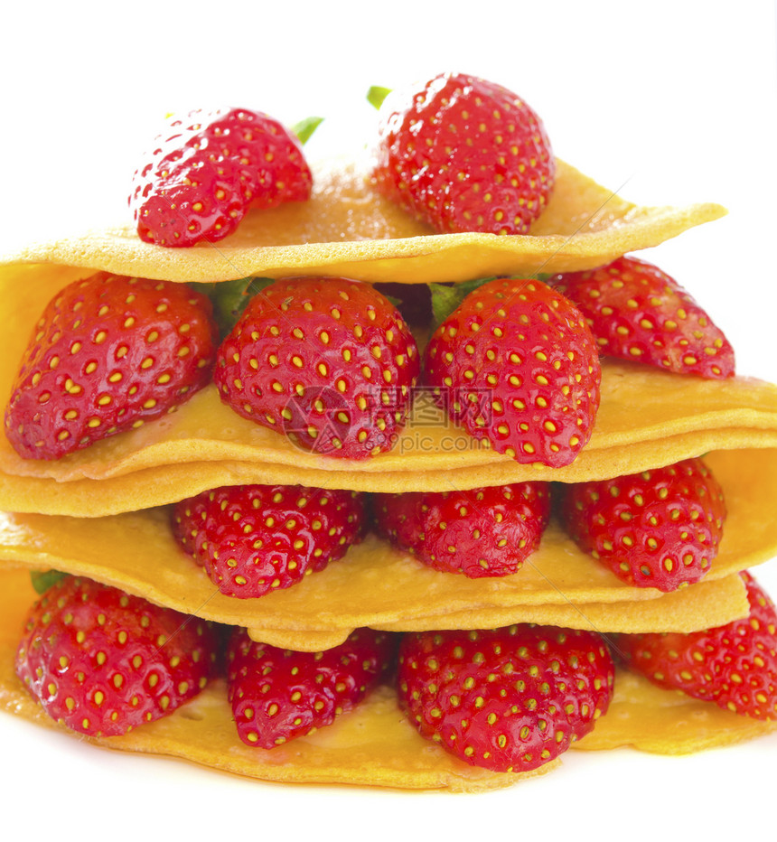 煎饼和草莓加糖浆甜点小吃服务黄色面糊化合物营养碳水水果盘子图片