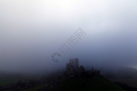 黑暗时代英格兰科夫城堡薄雾魔法废墟爬坡堡垒天空天气遗迹建筑学阴影背景