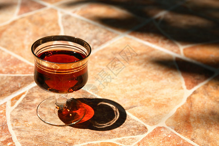红宝石波特酒白酒港阳光饮料餐具纪念日酒精饮食周年玻璃高脚杯背景