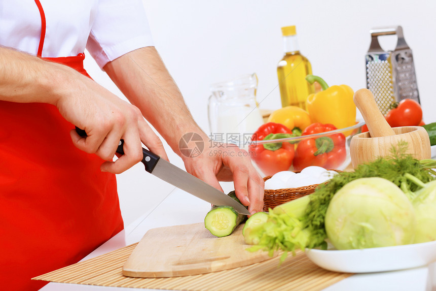 新鲜切菜蔬菜厨师食物主妇饮食木板黄瓜手指餐厅沙拉桌子图片