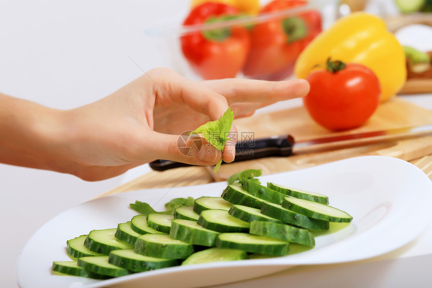 新鲜切菜蔬菜黄瓜维生素家庭食物厨师木板主妇胡椒沙拉午餐图片