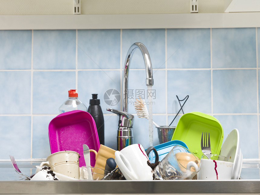 杂乱不堪的厨房洗碗盘子用品瓶子水槽洗涤家庭菜刀龙头家务图片