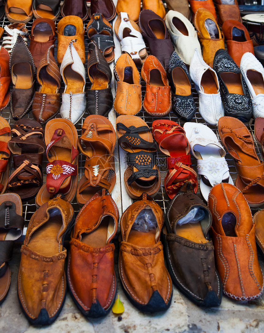 鞋子在突尼斯街上出售图片