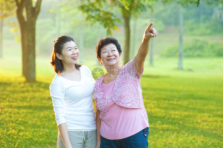 亚洲年老母亲与女儿一起乐趣女性老年女孩父母喜悦家庭长老花园退休图片