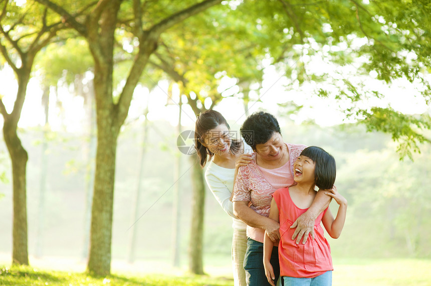 祖母 母亲和孙子女孩子祖父母家庭公园微笑女孩拥抱幸福女性老年图片