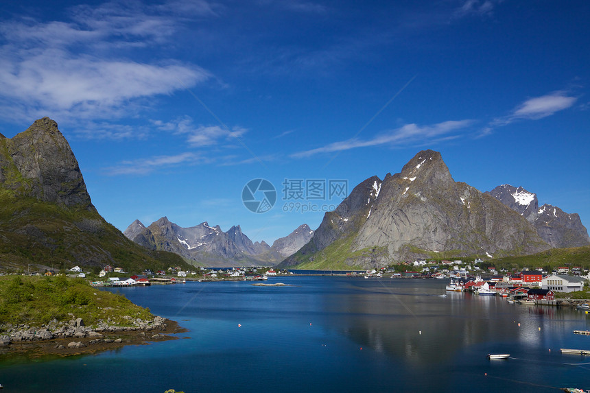 在 Lofoten 上重新编辑峡湾山峰全景大豆村庄旅游风景山脉胜地图片