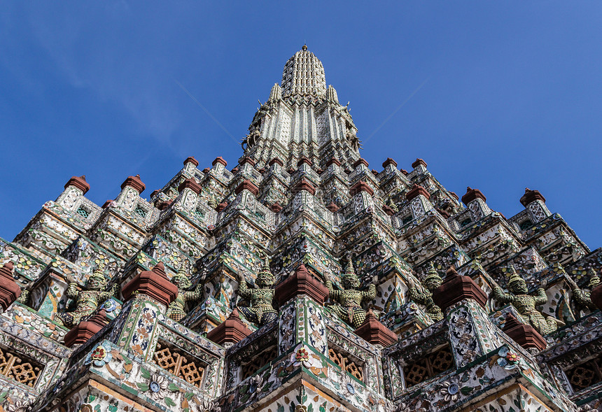 黎明的寺庙 Wat Arun 特写塔顶图片