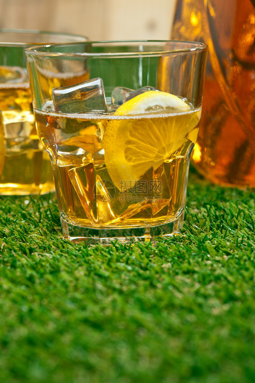冰柠檬冰茶工作室材料玻璃液体草地投手冰镇香味立方体饮料图片