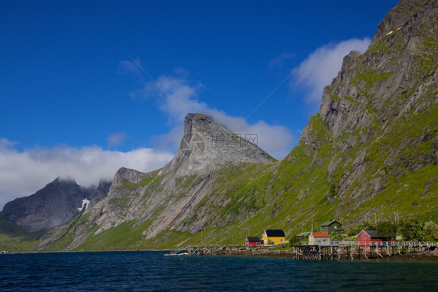 洛福顿群岛的Fjord钓鱼旅游胜地村庄全景大豆山峰峡湾山脉风景图片