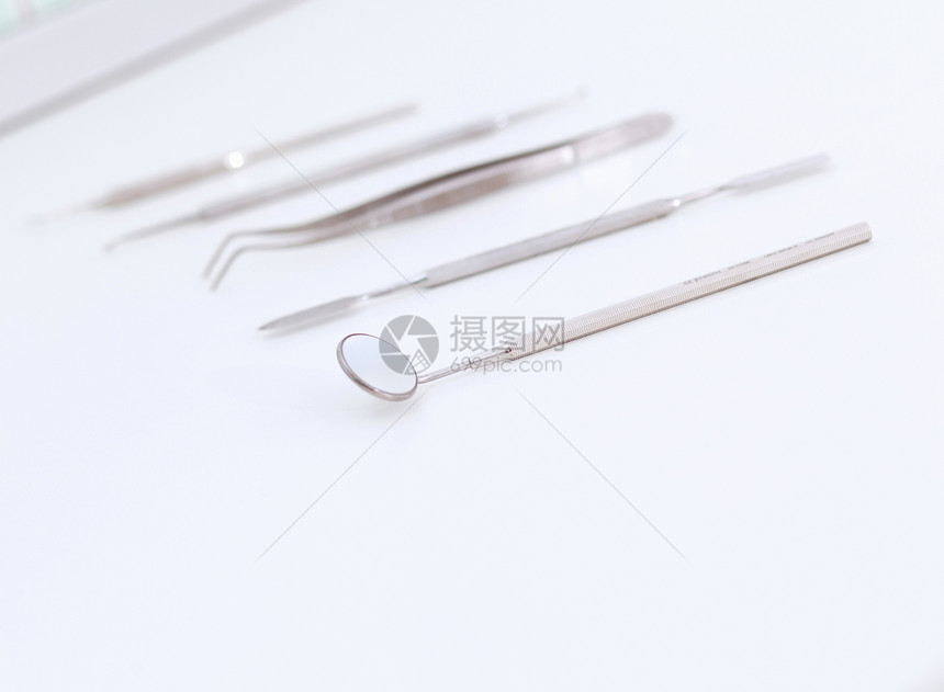 一套金属牙科设备诊所矫正医生镜子牙医治疗医院牙齿手术雕刻师图片