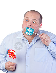 穿蓝衬衫的胖子 吃棒棒糖糖果冒充成年人男性蓝色胡子男人肥肠衬衫工作室背景图片