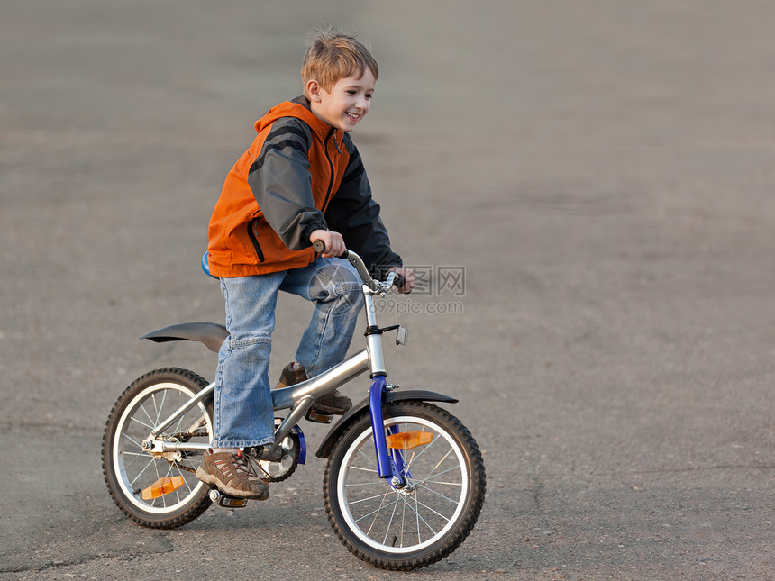 骑自行车的儿童后代孩子行动童年男生运动快乐微笑车轮公园图片