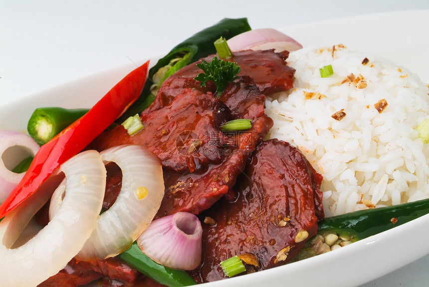 蔬菜和大米炒牛肉低脂肪食物辣椒盘子洋葱烹饪胡椒照片筷子美食图片