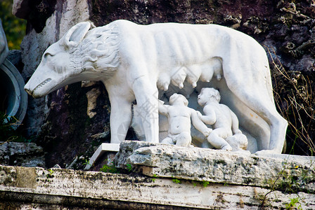 罗穆斯人和累留人女性兄弟动物婴儿胸部吮吸历史性雕塑传奇神话背景