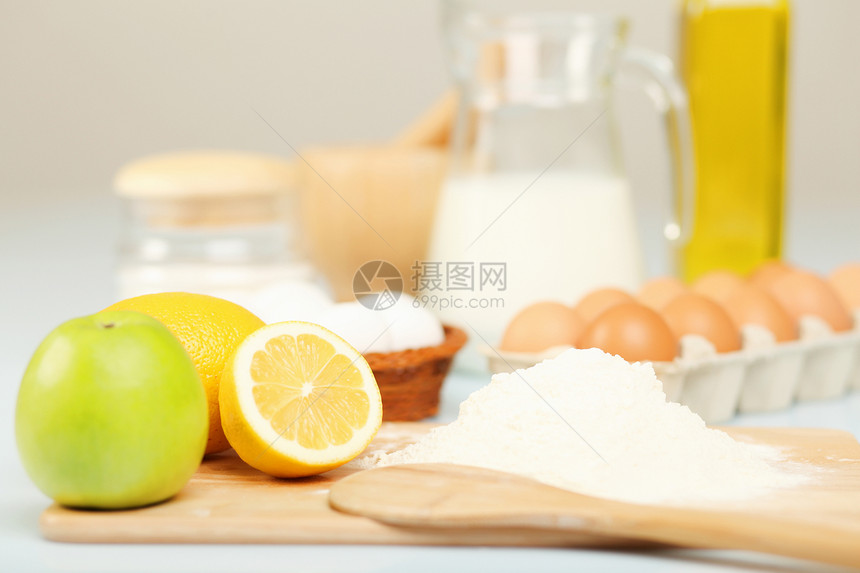 牛奶在玻璃罐子和鸡蛋里营养奶油蛋壳投手烹饪水壶乳糖食物液体饮食图片