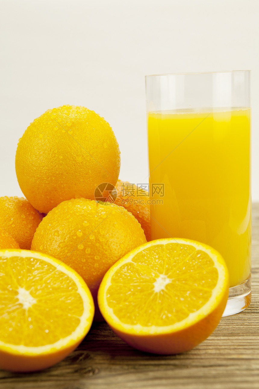 新鲜又健康 美味的橙汁放在桌上甜点饮料热带饮食液体茶点宏观早餐食物玻璃图片