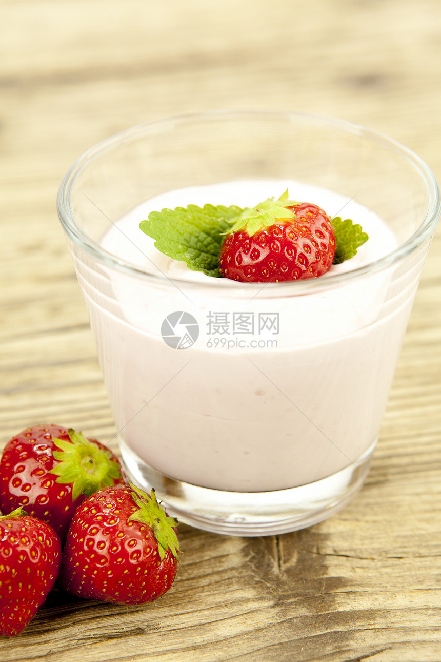 新鲜美味的草莓酸奶和餐桌上甜点奶油冰沙奶制品水果果味玻璃牛奶节食饮食健康图片
