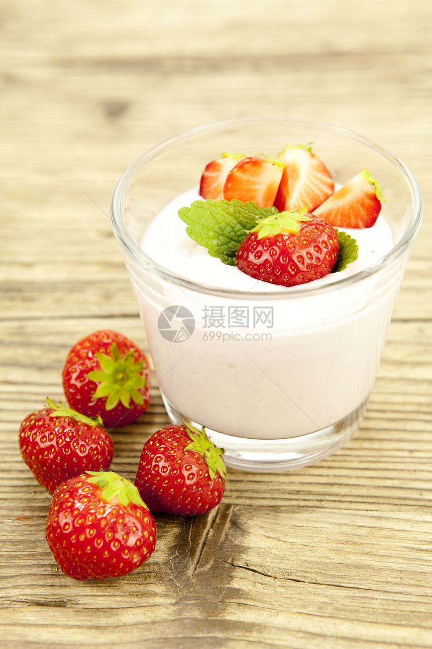 新鲜美味的草莓酸奶和餐桌上甜点牛奶健康早餐饮食奶油饮料液体节食酸奶玻璃图片