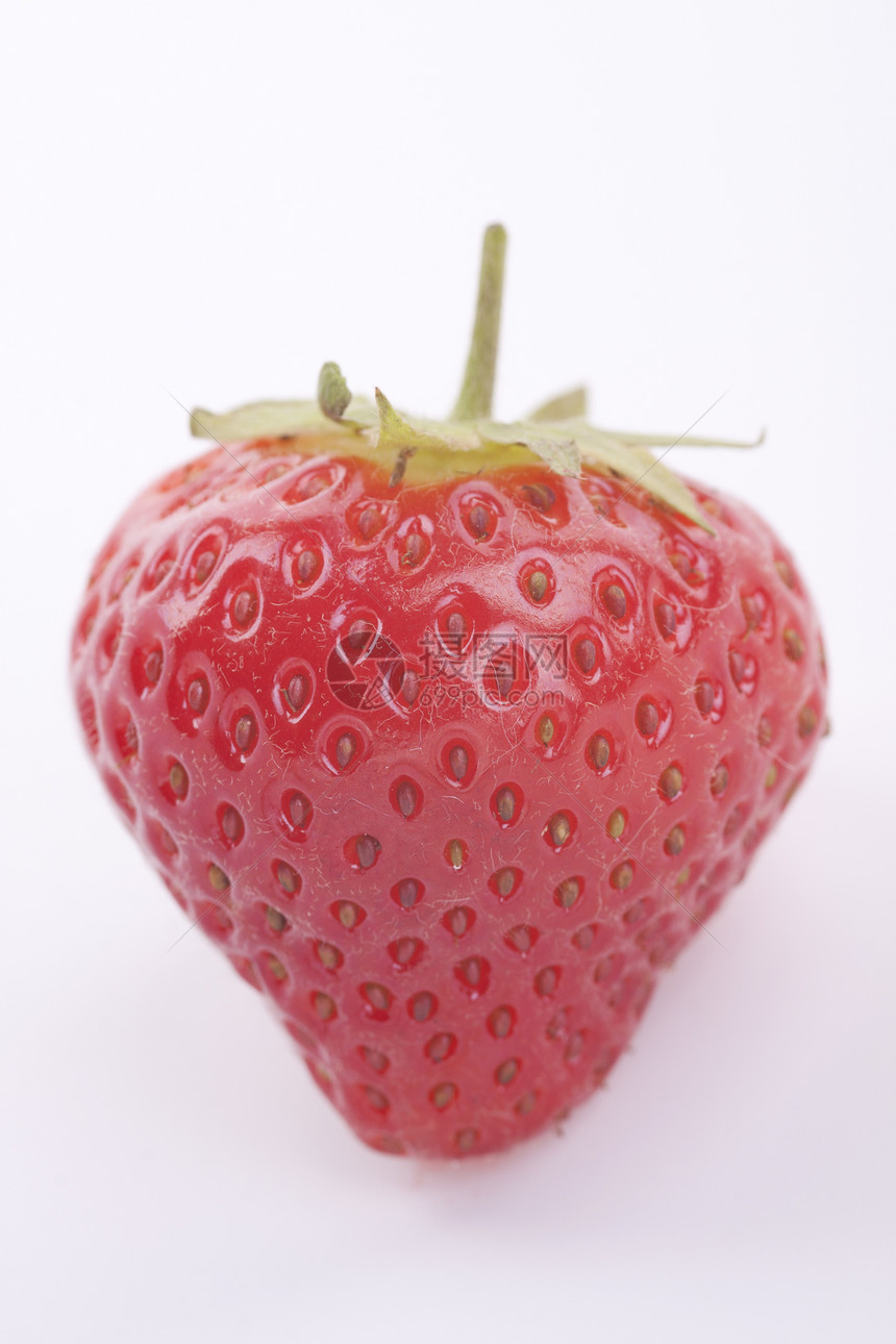 白色上孤立的鲜红美味草莓浆果绿色水果宏观果味甜点食物茶点叶子营养图片