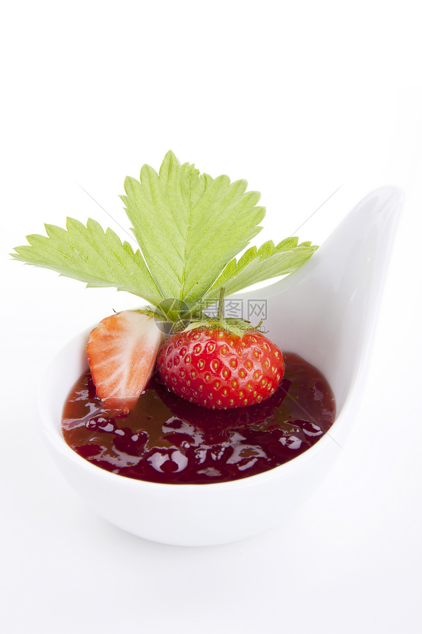 与新鲜水果隔绝的美味草莓果酱食物季节营养浆果勺子甜点美食玻璃维生素早餐图片
