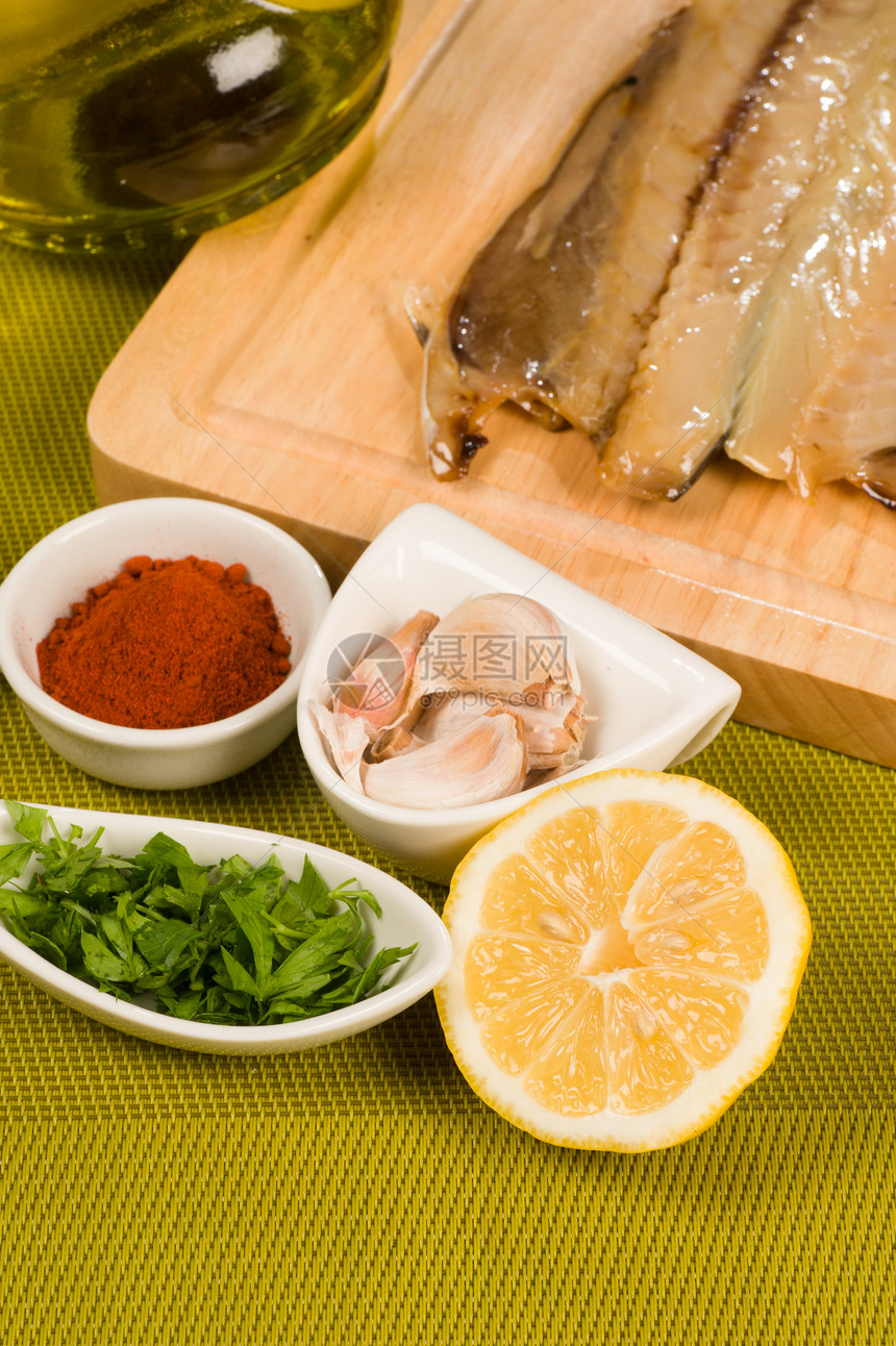 准备马桶食物美食柠檬鲭鱼盐渍香菜内脏辣椒切菜板图片