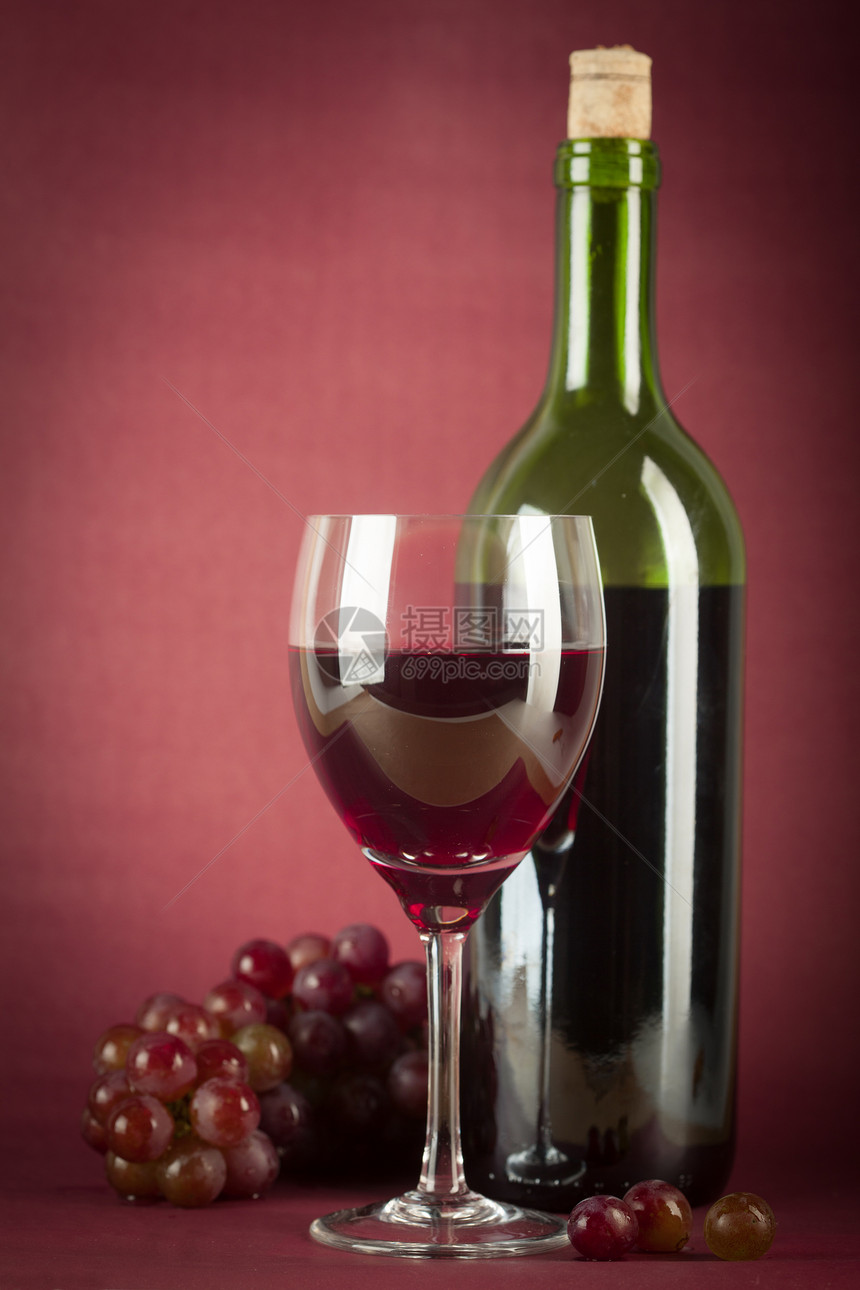 酒瓶和玻璃酒杯庆典饮料软木液体瓶子奢华酒厂酒吧红色图片