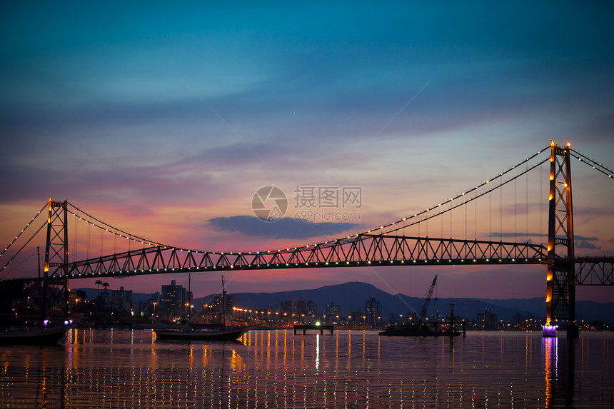 日落时桥海洋天空反射城市地标建筑学图片