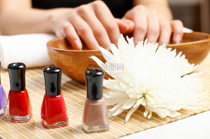 女人正在修指甲护理皮肤福利手指美容师化妆品抛光身体温泉拇指图片