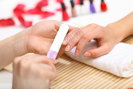 女人正在修指甲化妆品毛巾沙龙手指身体温泉皮肤女士魅力拇指背景图片