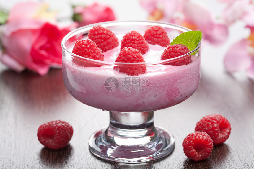 甜点加新鲜草莓覆盆子叶子早餐食谱小吃诱惑玻璃牛奶美食食物图片