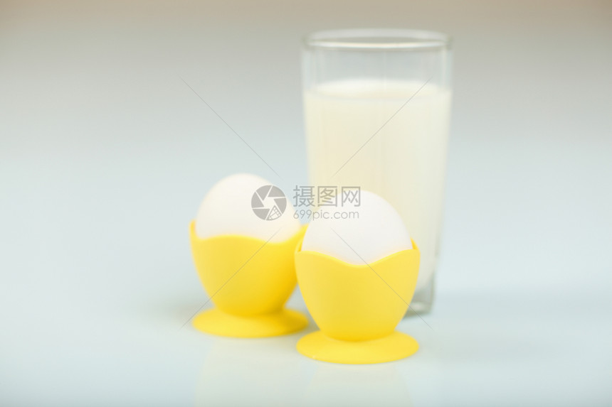 牛奶在玻璃罐子和鸡蛋里奶制品烹饪奶油瓶子杂货饮食食物面包产品液体图片